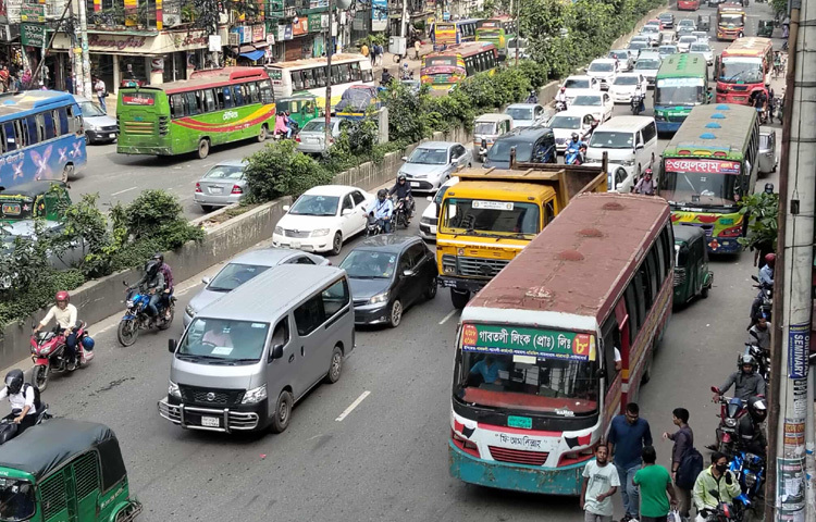 এদিকে, একদিনে দুটি দলের সমাবেশ ঘিরে কয়েকটি সড়ক ডাইভারশন করে গণবিজ্ঞপ্তি জারি করেছে ঢাকা মেট্রোপলিটন পুলিশ। ২ আগস্ট ঢাকা মেট্রোপলিটন পুলিশ কমিশনার শেখ মো. সাজ্জাত আলীর সই করা এক গণবিজ্ঞপ্তিতে এসব তথ্য জানানো হয়।