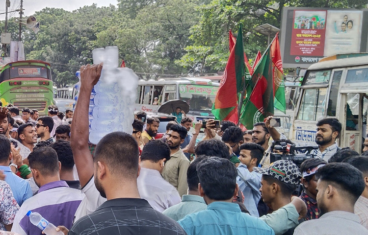জেলা ছাত্রদলের সহ-সাংগঠনিক সম্পাদক বিপ্লব বলেন, আমরা সকাল থেকে এখানে অবস্থান করছি। সমাবেশ শেষ না হওয়া পর্যন্ত আমরা এখানে থাকবো। ছাত্রদলের প্রতিটি নেতাকর্মী সুশৃঙ্খলভাবে অংশ নেবে।
