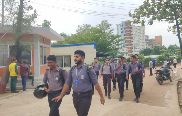 নবম থেকে দ্বাদশ শ্রেণির শিক্ষার্থীরা এসে শিক্ষকদের সঙ্গে কুশলাদি বিনিময়ের সুযোগ পাবে, বন্ধুদের সঙ্গে সময় কাটাবে। মানসিক প্রশান্তি ফিরে পেতে এটি একটি গুরুত্বপূর্ণ ধাপ।