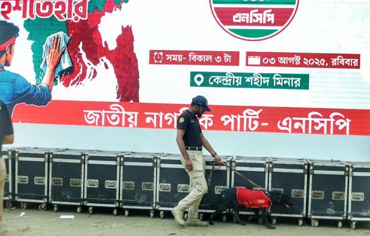 তবে পুলিশের পক্ষ থেকে জানানো হয়েছে, যে কোনও ধরনের অপ্রীতিকর পরিস্থিতি এড়াতে এই ব্যবস্থা নেওয়া হয়েছে।