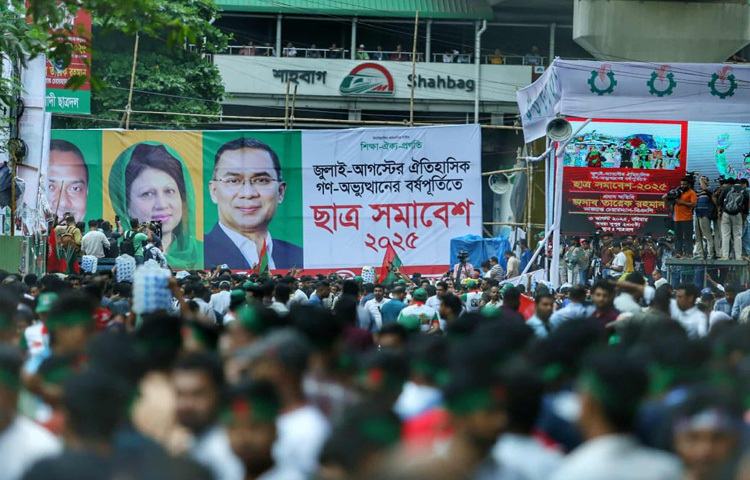 আকাশে কালো মেঘ, থেমে থেমে বৃষ্টি। তবে আবহাওয়ার প্রতিকূলতা দমিয়ে রাখতে পারেনি কর্মীদের উপস্থিতি।