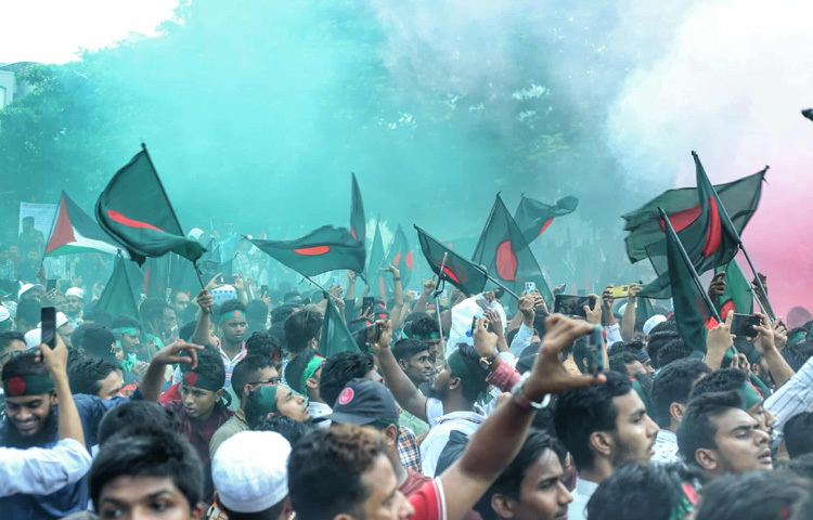 সকাল থেকেই জমছে ভিড়। পতাকা হাতে তরুণ-তরুণী, মাঝবয়সী মানুষ, এমনকি প্রবীণদের মুখেও একরকম অদ্ভুত উজ্জ্বলতা।