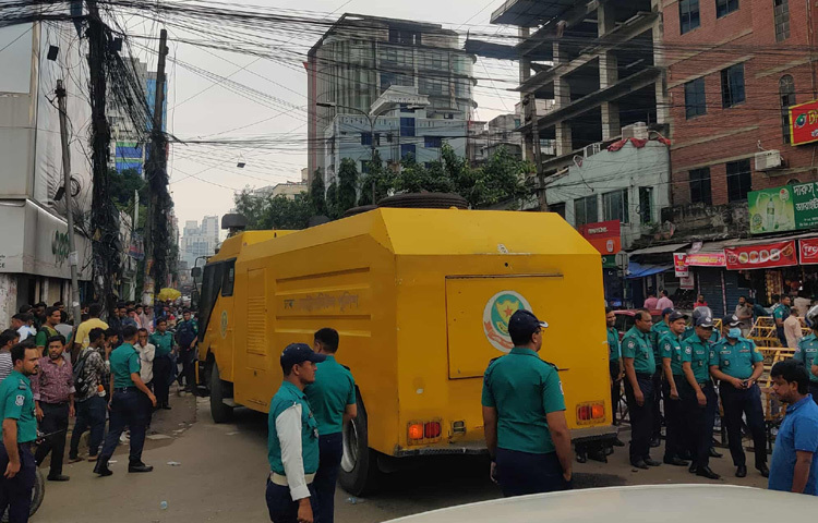এর আগে সকাল সোয়া ১০টার দিকে জাতীয় প্রেস ক্লাবের সামনে থেকে বিক্ষোভ মিছিল বের করেন জাগপা নেতাকর্মীরা। বেলা সাড়ে ১১টার দিকে মিছিলটি গুলশান-বাড্ডা লিংক রোডে পৌঁছালে সেখানে তাদের আটকে দেয় পুলিশ। এসময় জাগপা নেতাকর্মীদের সঙ্গে পুলিশের বাগবিতণ্ডা হয়।