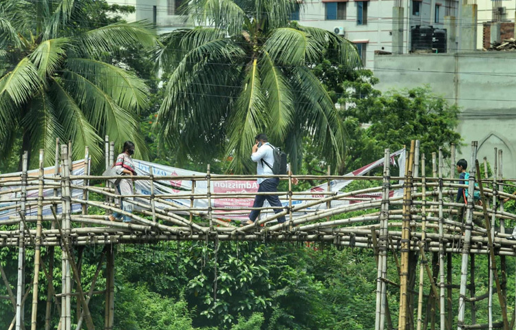 যাতায়াতের একমাত্র ভরসা হয়ে ওঠা এই কাঠামোগুলো স্থায়ী কোনো অবকাঠামো নয়, কেবল বাঁশের ওপর ঠেকা দিয়ে বেঁচে থাকা একটা সমাধান মাত্র।