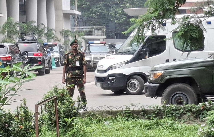 সকাল সাড়ে ১০টায় দিকে সচিবালয়ে নতুন নির্মিত এক নম্বর ভবনের ৫ তলায় মন্ত্রিপরিষদ বিভাগের সম্মেলন কক্ষে উপদেষ্টা পরিষদের বৈঠক শুরু হয়েছে। এতে সভাপতিত্ব করছেন প্রধান উপদেষ্টা। বৈঠকে অন্য উপদেষ্টারা উপস্থিত রয়েছেন।