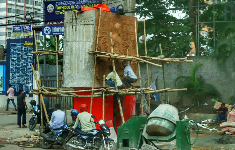বৌদ্ধ মন্দিরসংলগ্ন এলাকায় দাঁড়িয়ে থাকা এই তোড়নটি যেন স্তব্ধ শহরের বুক চিরে উচ্চারণ করছে এক সাহসী সময়ের গল্প। প্রতিবাদ, গণদাবি ও গণতান্ত্রিক চেতনার এক অনন্য অধ্যায় জুলাই আন্দোলন যা এই তোড়নের মূল প্রেরণা।