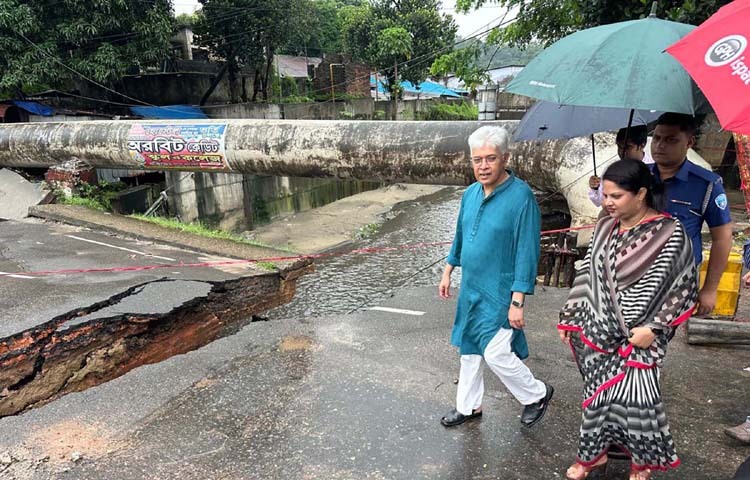 শিল্প উপদেষ্টা আদিলুর রহমান খান আজ চট্টগ্রামে বায়েজিদ বোস্তামি সড়কের স্টারশিপ এলাকায় শীতল ঝরনা খালের ওপর ধসে পড়া সেতু পরিদর্শন করেন। ছবি: পিআইডি