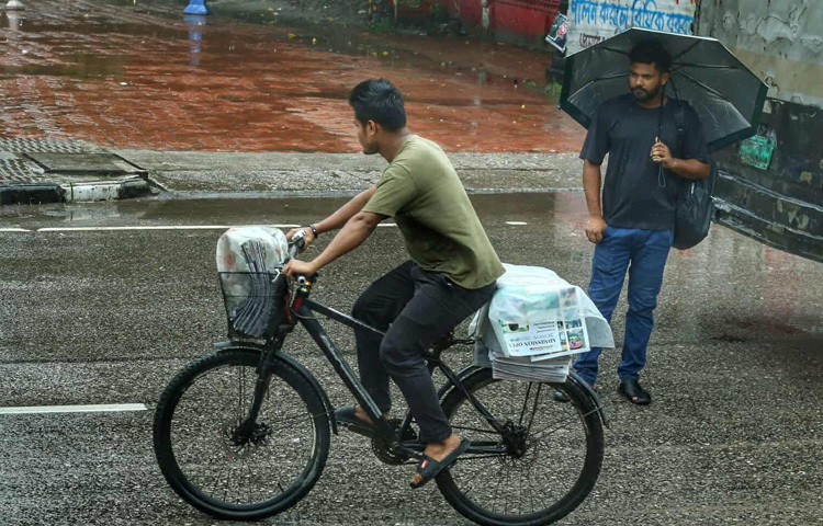 বৃষ্টি থামবে হয়তো দুপুরের আগেই, কিন্তু সকালের এই ভেজা মুহূর্তগুলো ছুঁয়ে যাবে যারা দেখেছে, যারা পেরিয়েছে এই ভেজা পথ।