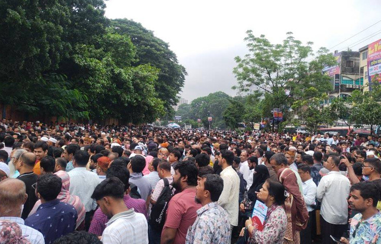 শুধুমাত্র সফলভাবে আবেদন করা শিক্ষার্থীরা অনলাইনে প্রবেশপত্র পেয়েছেন। তাদের প্রবেশপত্রে পরীক্ষার সময়সহ বিস্তারিত তথ্য রয়েছে। সেই তথ্য অনুযায়ী আগ্রহী শিক্ষার্থীরা পরীক্ষায় অংশ নিচ্ছে।