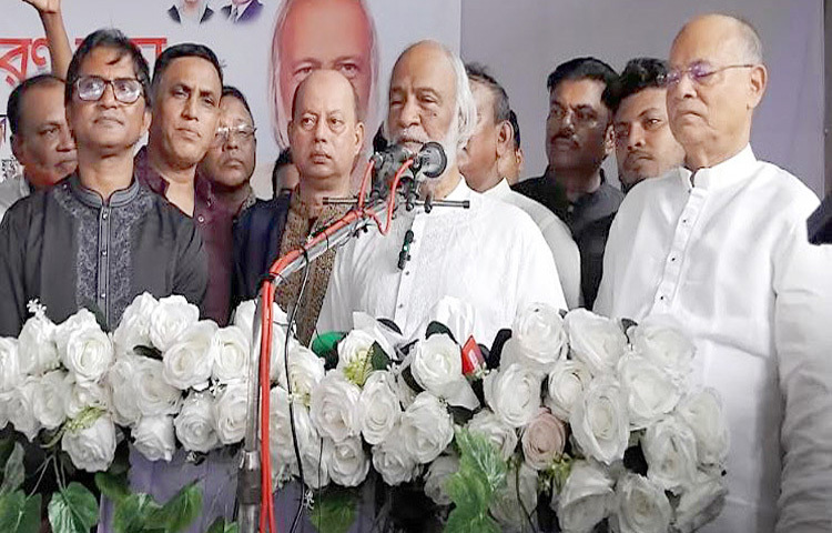 রূপগঞ্জের মুড়াপাড়া কলেজ অডিটোরিয়ামে বিএনপির সাবেক স্বরাষ্ট্রমন্ত্রী আব্দুল মতিন চৌধুরীর ১৩ম মৃত্যুবার্ষিকী উপলক্ষে স্মরণসভায় প্রধান অতিথির বক্তব্যে দেন বিএনপির স্থায়ী কমিটির সদস্য ও সাবেক মন্ত্রী ড. আব্দুল মইন খান। ছবি: নাজমুল হুদা