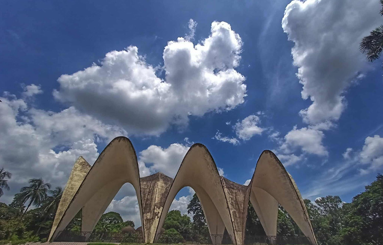 শহর যেখানে দিনরাত বদলায়, সেখানে এই নীল আকাশ আর সাদা মেঘের খেলা যেন স্থিরতা আর প্রশান্তির প্রতীক। এই মুহূর্তের ছবি আমাদের মনে করিয়ে দেয়, যে জীবন যতই ব্যস্ত ও জটিল হোক না কেন, প্রকৃতির এই ছোট ছোট নৈসর্গিক ছোঁয়া আমাদের মনকে আবারও ভালোবাসা, শান্তি আর নতুন আশা দিতে পারে।