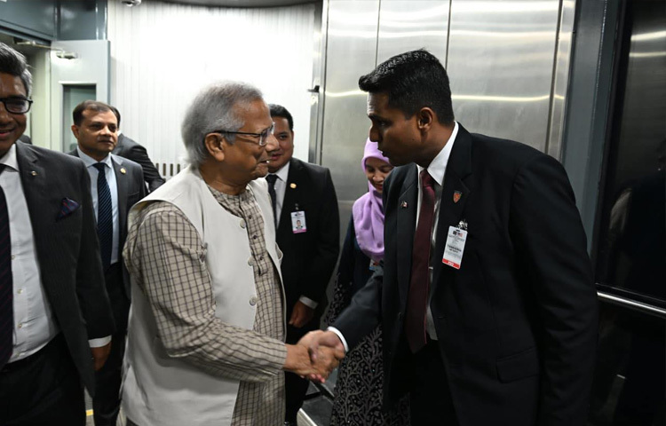 ড. ইউনূস ও তার সফরসঙ্গীদের বহনকারী বাণিজ্যিক বিমানটি কুয়ালালামপুরে অবতরণের পর বিমানবন্দরে তাকে স্বাগত জানান দেশটির স্বরাষ্ট্রমন্ত্রী দাতুক সেরি সাইফুদ্দিন নাসুতিওন ইসমাইল।