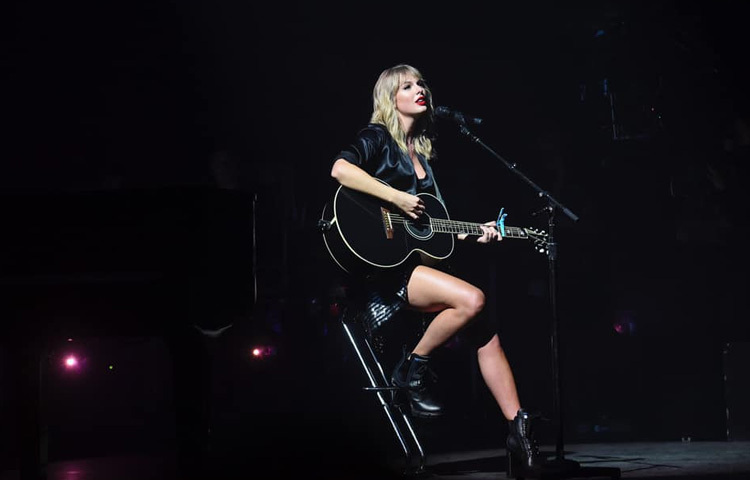 টেলর সুইফটের প্রতিটি অ্যালবামেই কিছু না কিছু সেরা মুহূর্ত থাকে, কিন্তু এই পাঁচটি গান তার ক্যারিয়ারের মাইলফলক হয়ে আছে। এগুলো শুধু চার্টে সাফল্য পায়নি, ভক্তদের মনে গভীর ছাপ রেখে গেছে যা সময়ের পরীক্ষায়ও অটুট থাকবে।