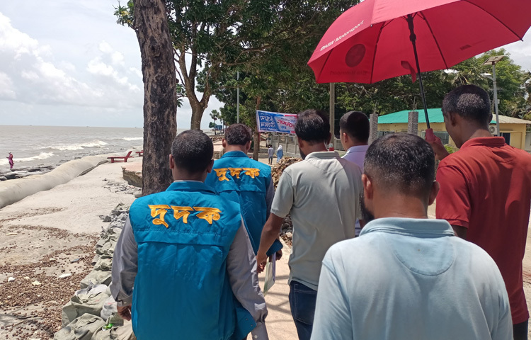 ১১ জুলাই দুপুরে কুয়াকাটা ডিসি পার্ক সংলগ্ন এলাকায় ধসে যাওয়া সড়কের কাজের মান পরিদর্শন করেন দুর্নীতি দমন কমিশনের পটুয়াখালী জেলার সহকারী পরিচালক তাপস বিশ্বাসের নেতৃত্বাধীন একটি টিম।