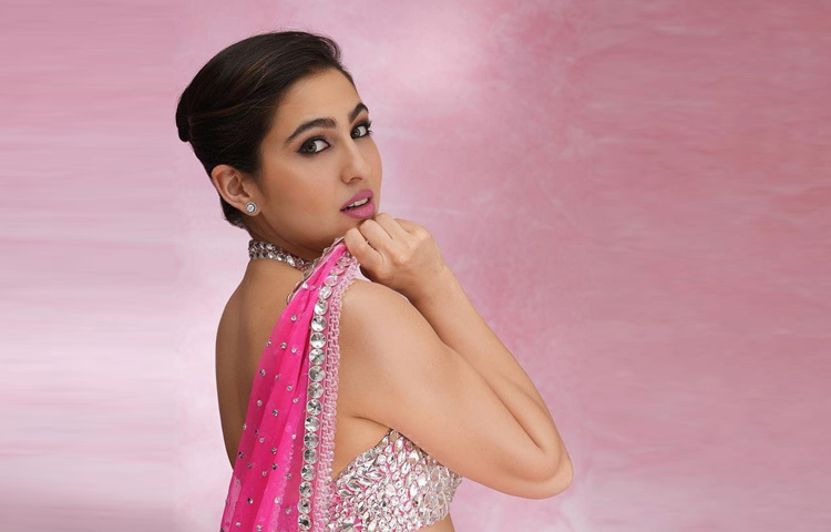 সারা আলী খান শুধু এক সুন্দরী মুখ কিংবা গ্ল্যামারাস লুকে সীমাবদ্ধ নয়। তার আসল জোর হলো নিজের প্রতি ভালোবাসা আর আত্মবিশ্বাস।