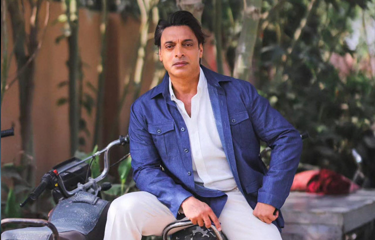 অবসরের পর শোয়েব আখতার নতুন যাত্রা শুরু করেন ধারাভাষ্যকার ও ক্রিকেট বিশ্লেষক হিসেবে। নিজের ইউটিউব চ্যানেলে স্পষ্টভাষী মতামত ও গভীর বিশ্লেষণের মাধ্যমে দ্রুত নতুন ভক্তগোষ্ঠী তৈরি করেছেন তিনি।