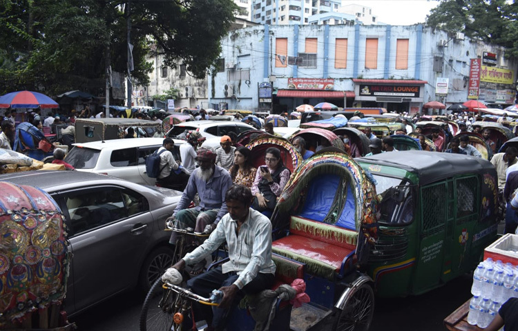 শিক্ষকদের মহাসমাবেশের মূল মঞ্চ প্রেস ক্লাবের সামনে হলেও এটির বিস্তৃতি হাইকোর্ট মোড় থেকে পল্টন মোড় পর্যন্ত ছড়িয়েছে। ফলে এই রাস্তায় যানবাহন চলাচল বন্ধ হয়ে গেছে।