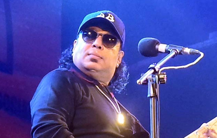 কিছু মানুষ জন্মানোর পরই দৃষ্টি আকর্ষণ করে, আবার কেউ কেউ সময়ের সাথে সাথেই মনে জায়গা করে নেয়। আইয়ুব বাচ্চু সেই ধরণের মানুষ।