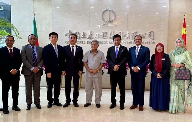 নৌপরিবহন এবং শ্রম ও কর্মসংস্থান উপদেষ্টা ব্রিগেডিয়ার জেনারেল (অব.) ড. এম সাখাওয়াত হোসেনের সঙ্গে গতকাল চীনের সিসিইসিসি সদরদপ্তরে চায়না সিভিল ইঞ্জিনিয়ারিং কনস্ট্রাকশন কর্পোরেশনের চেয়ারম্যান লিউ ওয়েইমিন বৈঠক শেষে ফটোসেশনে অংশ নেন। ছবি: পিআইডি