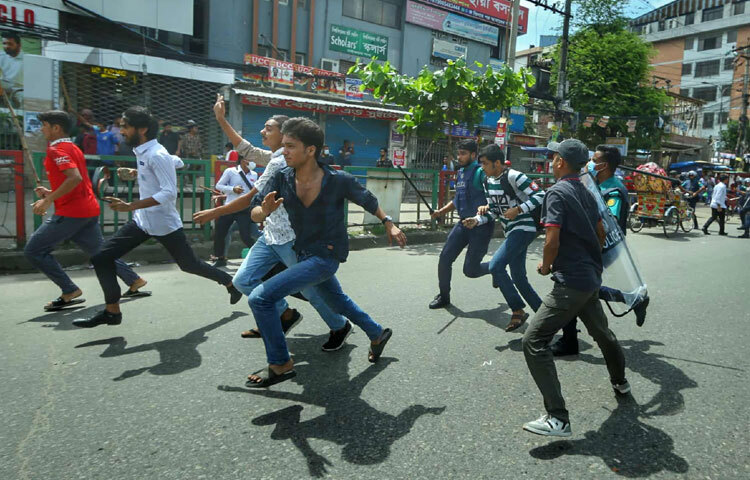সংঘর্ষের বিষয়টি নিশ্চিত করে নিউমার্কেট থানার ওসি এ কে এম মাহফুজুল হক বলেন, ঢাকা কলেজ ও সিটি কলেজের শিক্ষার্থীরা নিউমার্কেট এলাকায় সংঘর্ষে জড়িয়েছে। সংঘর্ষের কারণ আমরা এখনো জানতে পারিনি তবে পরিস্থিতি নিয়ন্ত্রণ করতে ঘটনাস্থলে পুলিশ সদস্যরা রয়েছেন।
