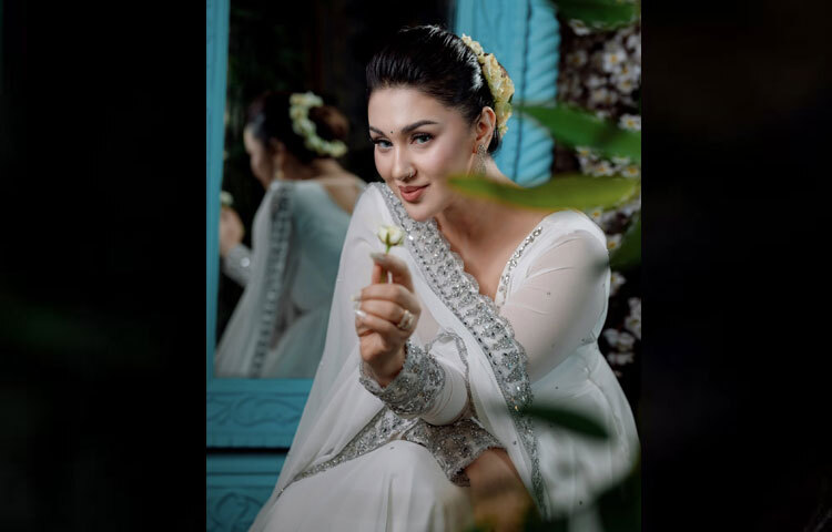 সাদা পোশাকেও যে সবার নজর কাড়া যায় সেটাই প্রমাণ করলেন এই নায়িকা।