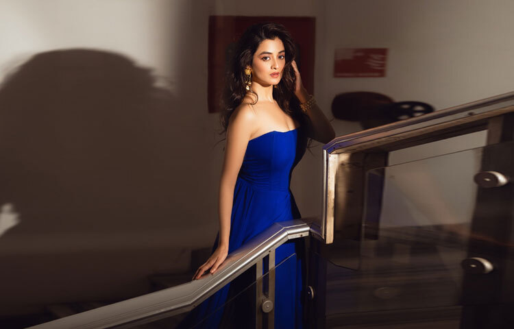 সোনালি জুয়েলারি লুকটিকে সম্পূর্ণ করেছে, শেল স্টাইলের গোল্ড ইয়াররিংস এবং স্টেটমেন্ট ব্রেসলেট যোগ করেছে এক আলাদা গ্ল্যামার।