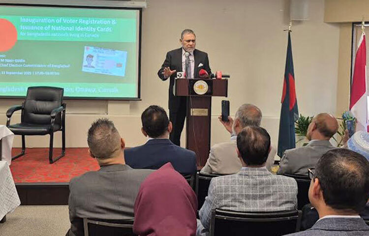 বাংলাদেশ নির্বাচন কমিশন কানাডায় বসবাসরত প্রবাসীদের জন্য ভোটার নিবন্ধন ও জাতীয় পরিচয়পত্র (এনআইডি) সেবা কার্যক্রম চালু করেছে। অটোয়ায় বাংলাদেশ হাইকমিশনে স্থানীয় সময় বৃহস্পতিবার আয়োজিত উদ্বোধনী অনুষ্ঠানে প্রধান অতিথি ছিলেন প্রধান নির্বাচন কমিশনার (সিইসি) এ এম এম নাসির উদ্দিন। ছবি: পিআইডি