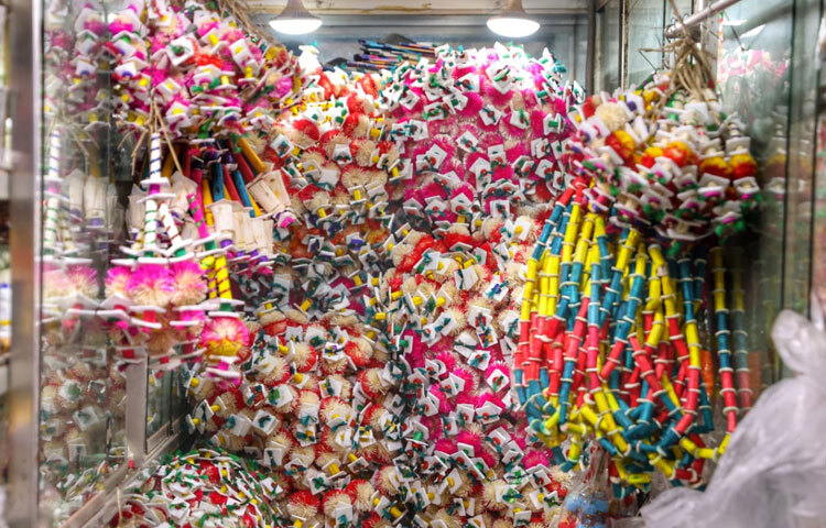 সকাল থেকেই পুরান ঢাকার এই ঐতিহ্যবাহী বাজারে ভিড় দেখা যায়।