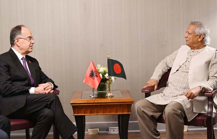 প্রধান উপদেষ্টা প্রফেসর মুহাম্মদ ইউনূস ও আলবেনিয়ার প্রেসিডেন্ট বাজরাম বেগাজ গতকাল যুক্তরাষ্ট্রের নিউইয়র্কে জাতিসংঘ সদরদপ্তরে ৮০তম অধিবেশনের সাইডলাইনে বৈঠক করেন। ছবি: পিআইডি