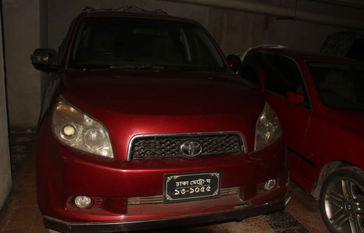 তাৎক্ষণিকভাবে বিষয়টি নিয়ে গণমাধ্যমে কথা বলতে রাজি হননি আইনশৃঙ্খলা রক্ষাকারী বাহিনীর সদস্যরা।