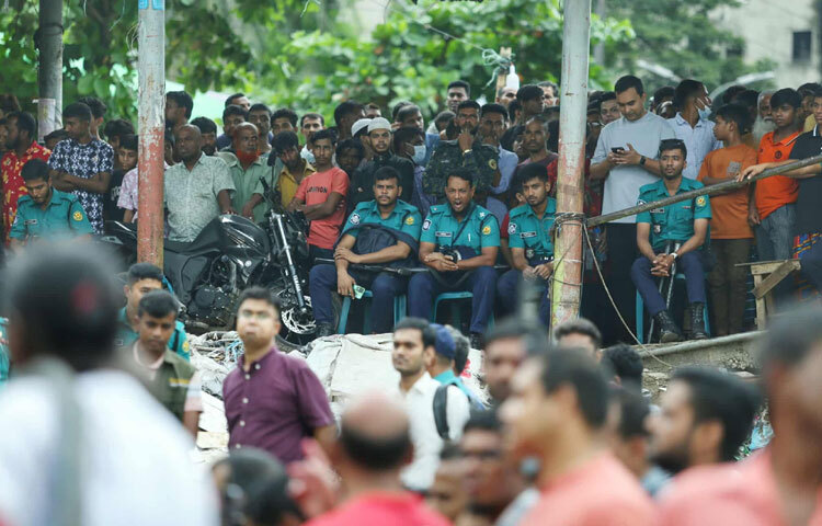 আইনশৃঙ্খলা বাহিনীর সদস্যরা পুরো এলাকাজুড়ে টহল চালান। নৌ-পুলিশ, র‍্যাব ও স্থানীয় প্রশাসনের তৎপরতায় নির্বিঘ্নেই সম্পন্ন হয় দেবী বিসর্জন।