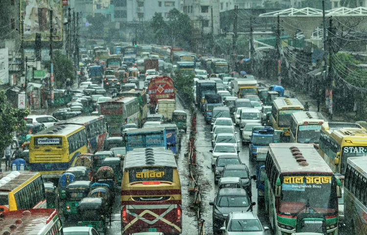 ঢাকা মেট্রোপলিটন পুলিশ (ডিএমপি) জানিয়েছে, বৃষ্টির সময় দ্রুত যান চলাচল বজায় রাখতে তারা অতিরিক্ত ট্রাফিক পুলিশ মোতায়েন করেছে। তবে ঢাকার পুরনো নিকাশী সমস্যার কারণে পানি দ্রুত নেমে না যাওয়ায় যানজট পুরো শহরে ছড়িয়ে পড়ছে।
