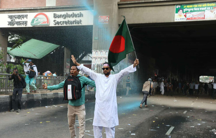 তবে শিক্ষকরা দফায় দফায় রাস্তায় ফিরে এসে অবস্থান নিচ্ছেন এবং স্লোগান দিচ্ছেন।