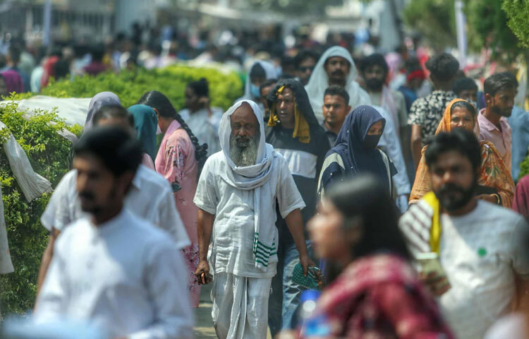 এবার পালিত হচ্ছে লালন সাঁইয়ের ১৩৫তম তিরোধান দিবস। সকাল থেকেই কুষ্টিয়ার ছেউরিয়ায় ভক্ত, অনুসারী আর দর্শনার্থীদের ঢল নামে।