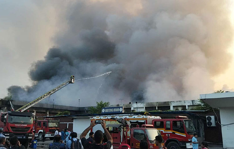 রাজধানীর হযরত শাহজালাল আন্তর্জাতিক বিমানবন্দরের কার্গো ভিলেজে আগুন নিয়ন্ত্রণে ফায়ার সার্ভিসের সঙ্গে যোগ দিয়েছে বাংলাদেশ সেনাবাহিনী। এর আগে যোগ দেয় বাংলাদেশ বিমান ও নৌবাহিনী। ছবি: জাগো নিউজ