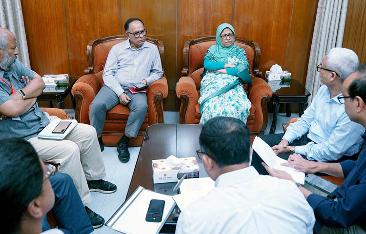 স্বাস্থ্য ও পরিবার কল্যাণ উপদেষ্টা নূরজাহান বেগম আজ মন্ত্রণালয়ে তার অফিসকক্ষে দরিদ্র কিডনি রোগীদের জন্য বিভিন্ন অলাভজনক বেসরকারি স্বাস্থ্যসেবা প্রতিষ্ঠান থেকে ডায়ালাইসিস সেবা গ্রহণ বিষয়ক সভায় বক্তৃতা করেন। ছবি: পিআইডি