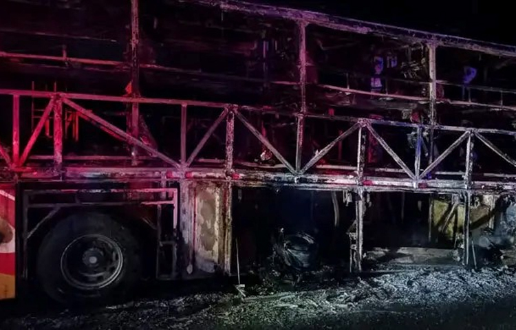 ভারতের অন্ধ্রপ্রদেশের কুরনুল জেলায় ভয়াবহ সড়ক দুর্ঘটনায় নিহত বেড়ে ১৯ জনে দাঁড়িয়েছে। আজ ভোররাতে হায়দরাবাদ থেকে বেঙ্গালুরুগামী একটি ভলভো বাসে মোটরসাইকেলের সঙ্গে সংঘর্ষের পর আগুন ধরে যায়। মুহূর্তেই পুরো বাসটি ছাইয়ে পরিণত হয়। ছবি: এনডিটিভি