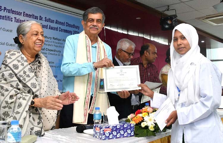 শিক্ষা উপদেষ্টা অধ্যাপক ড. চৌধুরী রফিকুল আবরার আজ ঢাকার আগারগাঁওয়ে জাতীয় বিজ্ঞান ও প্রযুক্তি কমপ্লেক্সে ‘বিএএস-প্রফেসর ইমেরিটাস ড. সুলতান আহমেদ চৌধুরী সায়েন্টিফিক ট্যালেন্ট নার্চার ফান্ড অ্যাওয়ার্ড সেরেমনি ২০২৪’-এ অ্যাওয়ার্ডপ্রাপ্তদের হাতে সনদপত্র তুলে দেন। ছবি: পিআইডি