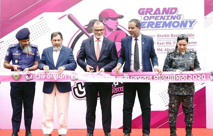 বাণিজ্য উপদেষ্টা শেখ বশিরউদ্দীন আজ ঢাকায় ধানমন্ডি মহিলা কমপ্লেক্সে ৬ষ্ঠ জাতীয় নারী বেসবল প্রতিযোগিতা ২০২৫-এর উদ্বোধন করেন। ছবি: পিআইডি