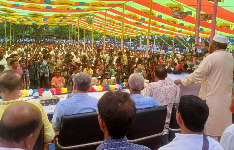 খুলনার ডুমুরিয়ায় স্বাধীনতা চত্বরে হিন্দু সম্মেলনে প্রধান অতিথি হিসেবে বক্তৃতা করেন বাংলাদেশ জামায়াতে ইসলামীর সেক্রেটারি জেনারেল মিয়া গোলাম পরওয়ার। জামায়াতের ডুমুরিয়া উপজেলা সনাতন শাখার উদ্যোগে সনাতন হিন্দুদের সম্মানে এ সম্মেলন অনুষ্ঠিত হয়। ছবি: জাগো নিউজ