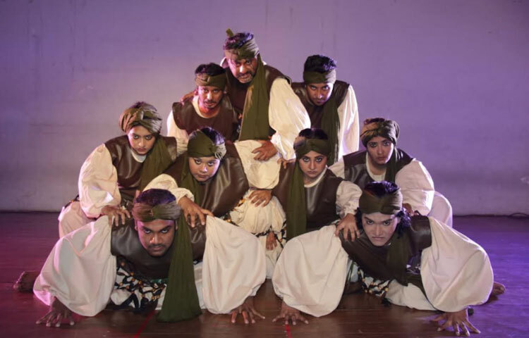 শেষে সমাজের ন্যায়বোধ প্রতিষ্ঠার বার্তা নিয়ে গল্পটি শেষ হয়, ডাকাতদের আইনের আওতায় আনা হয় এবং তাদের লুট করা সম্পদ সাধারণ মানুষের মাঝে বণ্টন করা হয়।