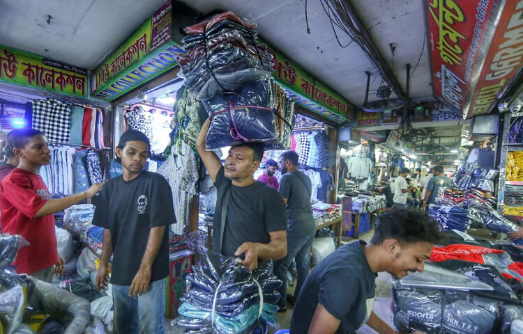 ঢাকায় পুরোপুরি শীতের আগমন না হলেও দেশের বিভিন্ন অঞ্চলে শীতের আবহ চারপাশে ছড়িয়ে পড়েছে। এই সময়ের সঙ্গে সঙ্গে শীতের পোশাকের চাহিদা ধীরে ধীরে বেড়ে চলেছে। ঢাকার বাইরে থেকে ব্যবসায়ীরা শীতের পোশাক কিনতে ঢাকায় আসা শুরু করেছেন। এতে রাজধানীর পাইকারি বাজারগুলোতে ক্রেতার আনাগোনা নতুন করে জমে উঠেছে।