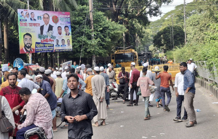 রাজধানীর বিভিন্ন প্রান্ত থেকে সকাল ১০টার পর থেকেই ঢল নামে পল্টন মোড়ে। পল্টন থেকে মিছিল যখন গড়ায় মৎস্যভবনের দিকে, তখন পুরো এলাকা পরিণত হয় বিক্ষোভের কেন্দ্রবিন্দুতে।