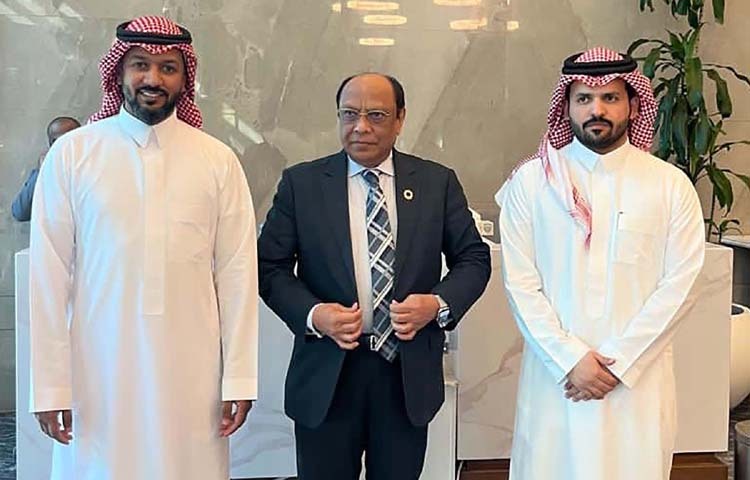 প্রবাসী কল্যাণ ও বৈদেশিক কর্মসংস্থান মন্ত্রণালয়ের সিনিয়র সচিব ড. নেয়ামত উল্যা ভূঁইয়া রিয়াদে সৌদি তাকামল হোল্ডিংয়ের প্রধান কার্যালয়ে বৈঠক করেন। এ সময় তাকামল পেশাগত স্বীকৃতি কর্মসূচি, বাংলাদেশের প্রোগ্রাম ম্যানেজার সালেম আলমাতরুদ এবং ভারপ্রাপ্ত প্রধান নির্বাহী আদেল আলফুরাইদি উপস্থিত ছিলেন। ছবি: পিআইডি