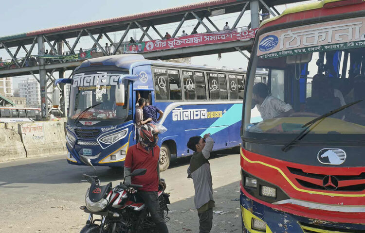 সাইনবোর্ড থেকে শহিদুল ইসলাম নামের এক ব্যবসায়ী নিউ মার্কেট যাবার উদ্দেশ্যে ঠিকানা বাসে উঠেছেন। তিনি বলেন, ‘শেখ হাসিনার রায়কে ঘিরে আওয়ামী লীগ শাটডাউন নামের কর্মসূচি দিয়েছেন বলে শুনেছি। তবে রাস্তায় তো তেমন কিছু দেখলাম না। আওয়ামী লীগ পাগল হয়ে যাওয়ায় এ কাজ করছে।