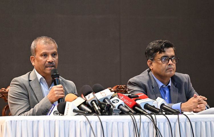 আইন, বিচার ও সংসদ বিষয়ক উপদেষ্টা ড. আসিফ নজরুল আজ ঢাকায় ফরেন সার্ভিস একাডেমিতে উপদেষ্টা পরিষদের সভা শেষে সাংবাদিকদের ব্রিফ করেন। প্রধান উপদেষ্টার প্রেস সচিব মোহাম্মদ শফিকুল আলম এ সময় উপস্থিত ছিলেন। ছবি: পিআইডি