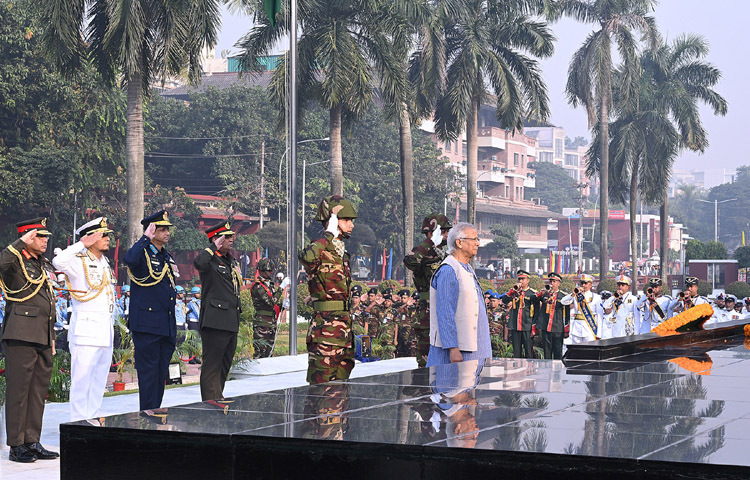 প্রধান উপদেষ্টা প্রফেসর ড. মুহাম্মদ ইউনূস আজ ঢাকা সেনানিবাসে সশস্ত্র বাহিনী দিবস উপলক্ষে সেনানিবাসের শিখা অনির্বাণে পুষ্পস্তবক অর্পণ শেষে নীরবতা পালন করেন। ছবি: পিআইডি