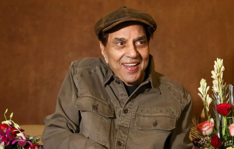 অভিনয়ের পাশাপাশি ধর্মেন্দ্র ২০০৪ সালে রাজনীতিতে যোগ দেন। তিনি বিজেপির হয়ে লোকসভা নির্বাচনে জয় লাভ করেন। রাজনীতিতে তিনি ততটা সক্রিয় না হলেও জনসেবার মানসিকতা তার ব্যক্তিগত জীবনে পরিলক্ষিত হয়েছে।