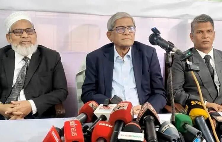 বিএনপির মহাসচিব মির্জা ফখরুল ইসলাম আলমগীর বলেছেন, বাংলাদেশ গণতন্ত্র উত্তরণের পথে যাচ্ছে, সুষ্ঠু পরিবেশ তৈরি হয়ে গেছে। আজ বিকেল ৩টায় ঠাকুরগাঁও জেলা আইনজীবী সমিতির আয়োজনে অনুষ্ঠিত সভায় তিনি এসব কথা বলেন। ছবি: সংগৃহীত