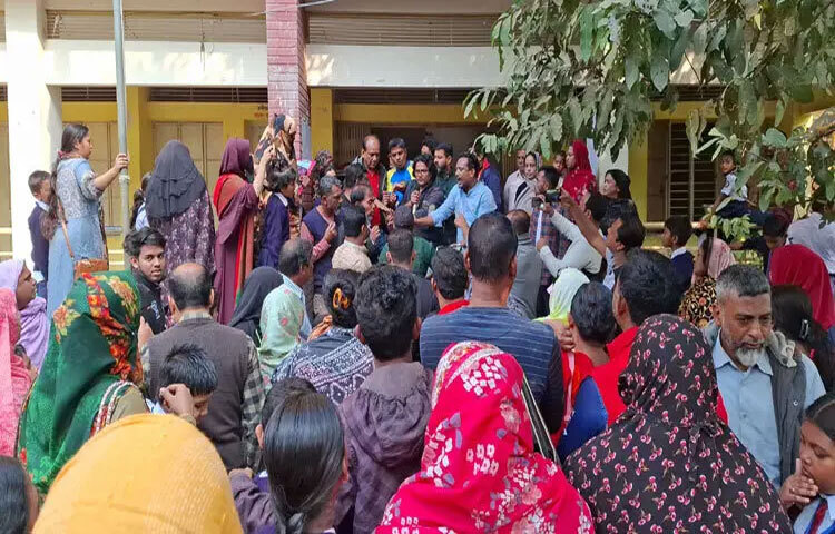 রাজবাড়ীতে অভিভাবকদের তোপের মুখে নির্ধারিত সময়ের প্রায় দেড় ঘণ্টা পর টাউন মক্তব সরকারি প্রাথমিক বিদ্যালয়ের দুইটি শাখায় পরীক্ষা শুরু হয়েছে। ছবি: রুবেলুর রহমান